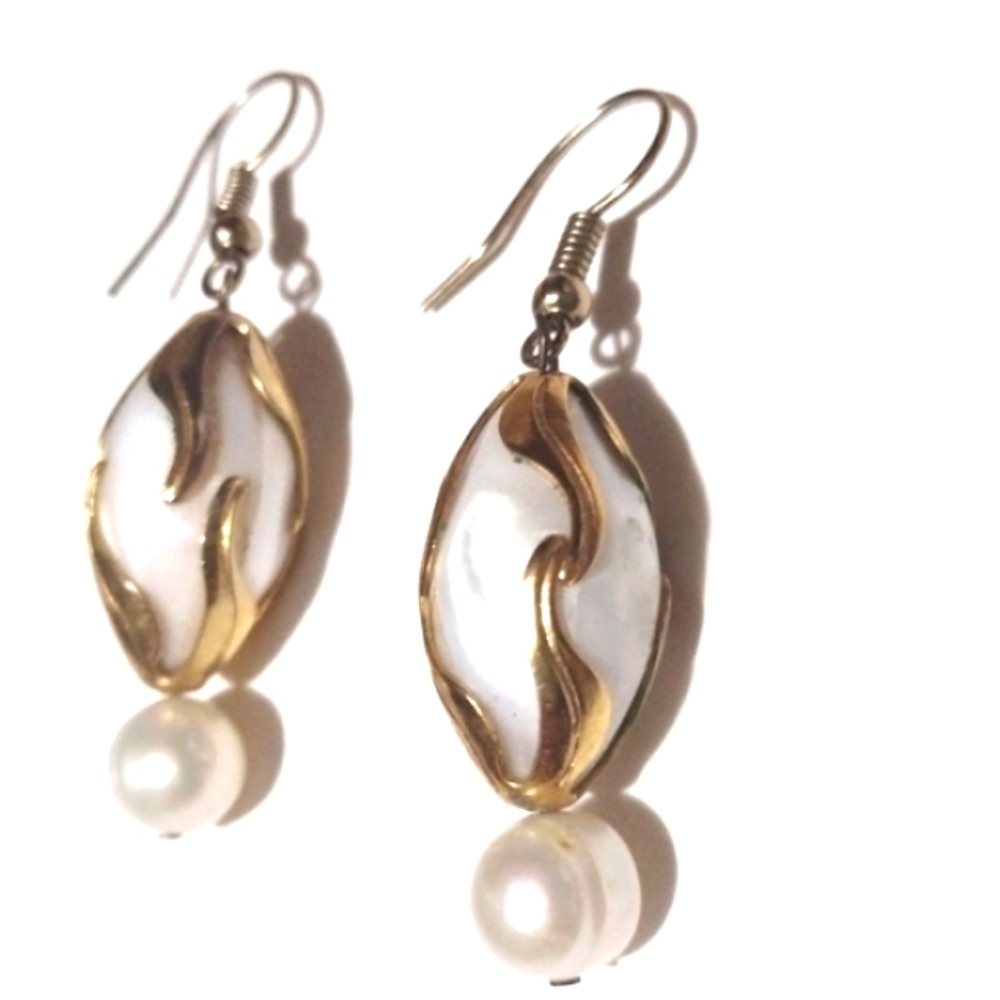 VINTAGE IVORY FAUX PEARL GOLD-TONE ACCENTS DROP DANGLE HOOK 1.5" EARRINGS - Picture 3 of 8